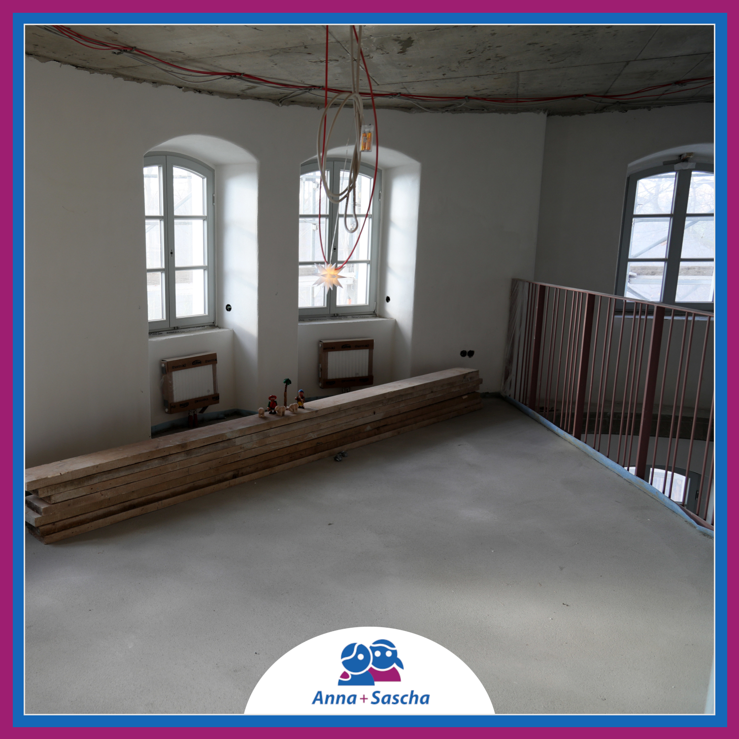 Auf der Galerie liegt ein Bretterstapel. Auf der rechten Seite schützt ein Geländer mit vielen dünnen senkrechten Stangen unsere Besucher. In der Wand sind drei Fenster zu sehen.